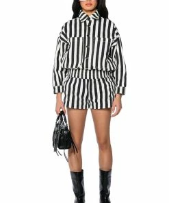 HOLIDAY PULL ON STRIPE SHORT -FINESSE-shop holiday pull on stripe short black white 4 4 c1