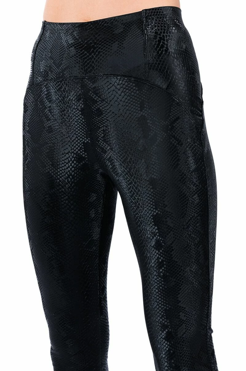 RIO PRINT HIGH RISE LEGGING WITH 4 WAY STRETCH IN BLACK 10 RIO PRINT HIGH RISE LEGGING WITH 4 WAY STRETCH IN BLACK - Image 10